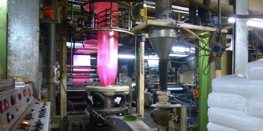 Schlauchfolie am Blasfolienextruder in der Fertigung